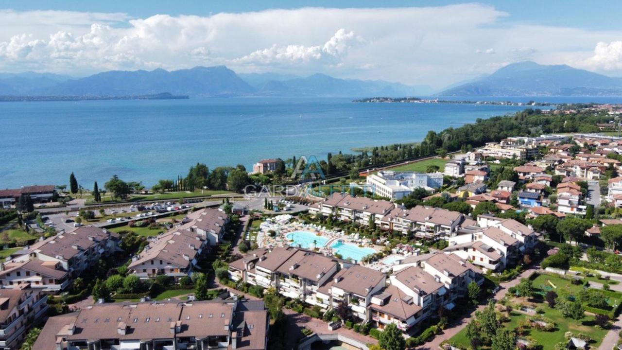 Perla Apartment - 3 Piscine E Un Bar - Desenzano Desenzano del Garda Buitenkant foto