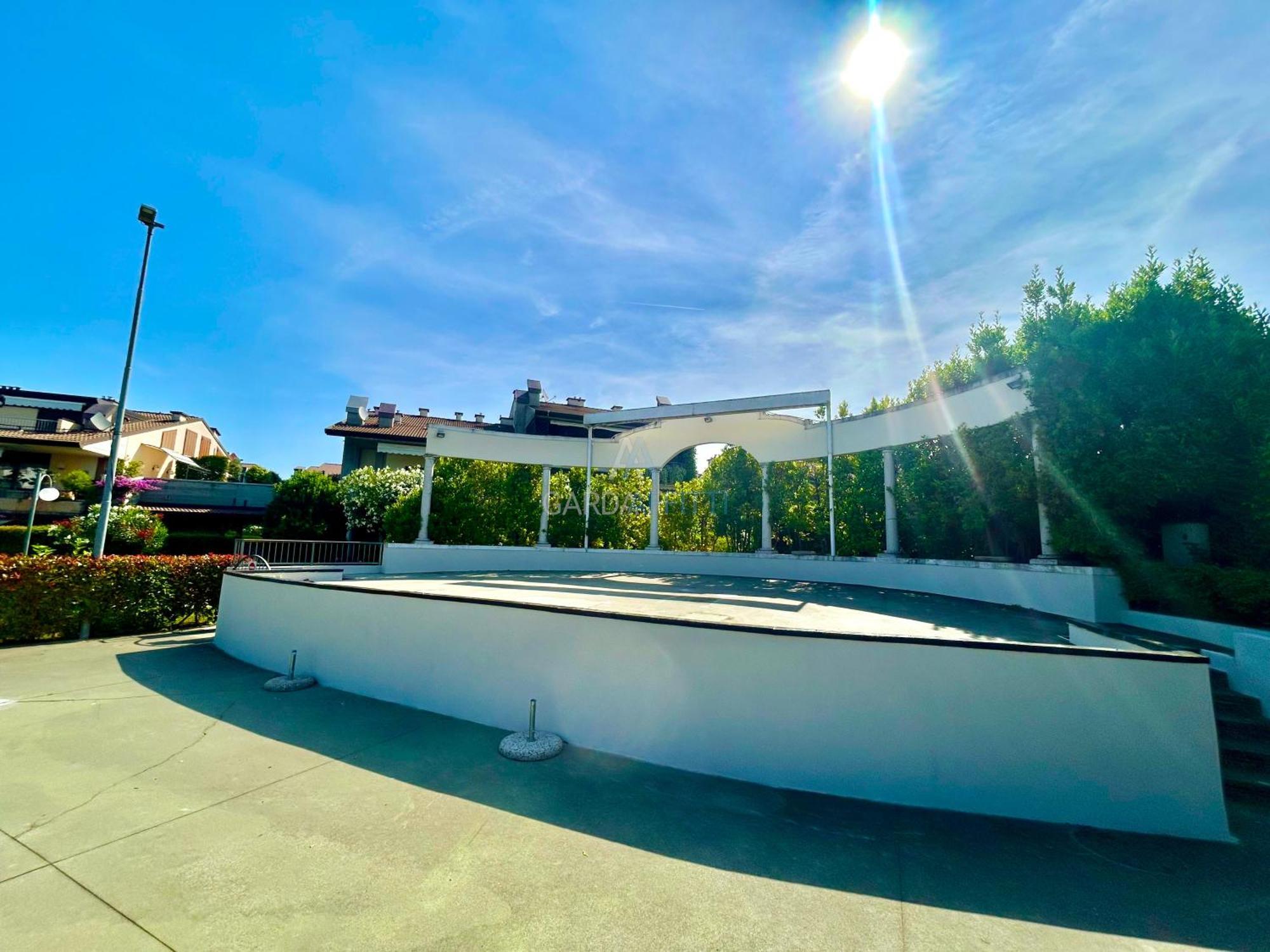 Perla Apartment - 3 Piscine E Un Bar - Desenzano Desenzano del Garda Buitenkant foto