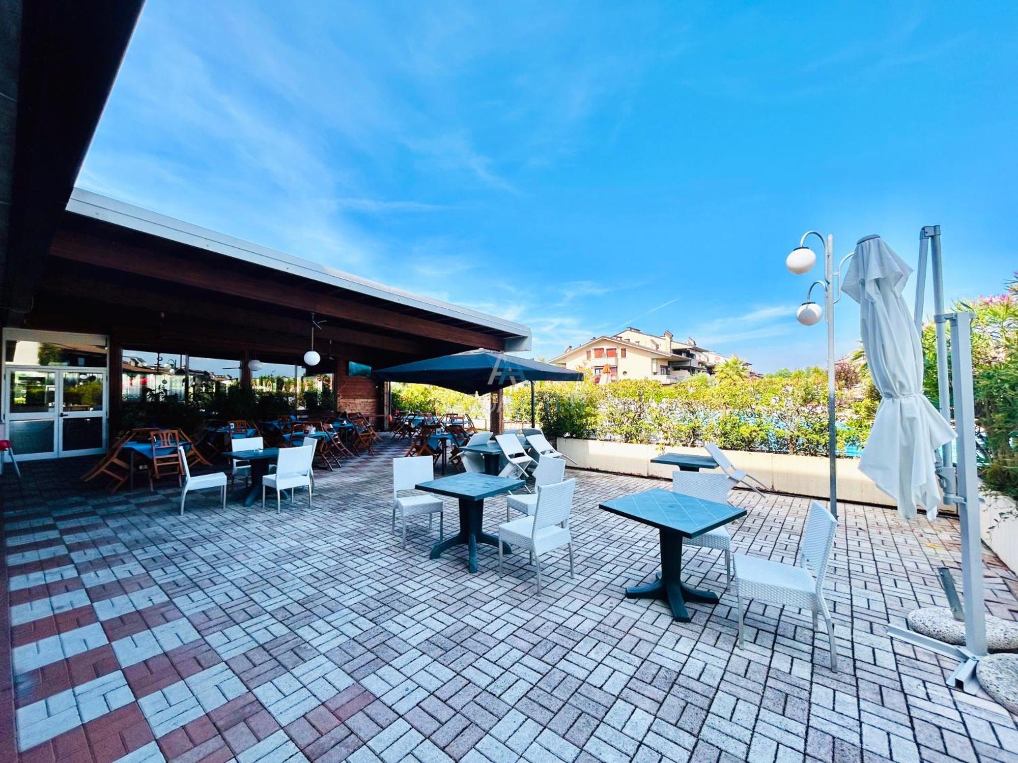 Perla Apartment - 3 Piscine E Un Bar - Desenzano Desenzano del Garda Buitenkant foto